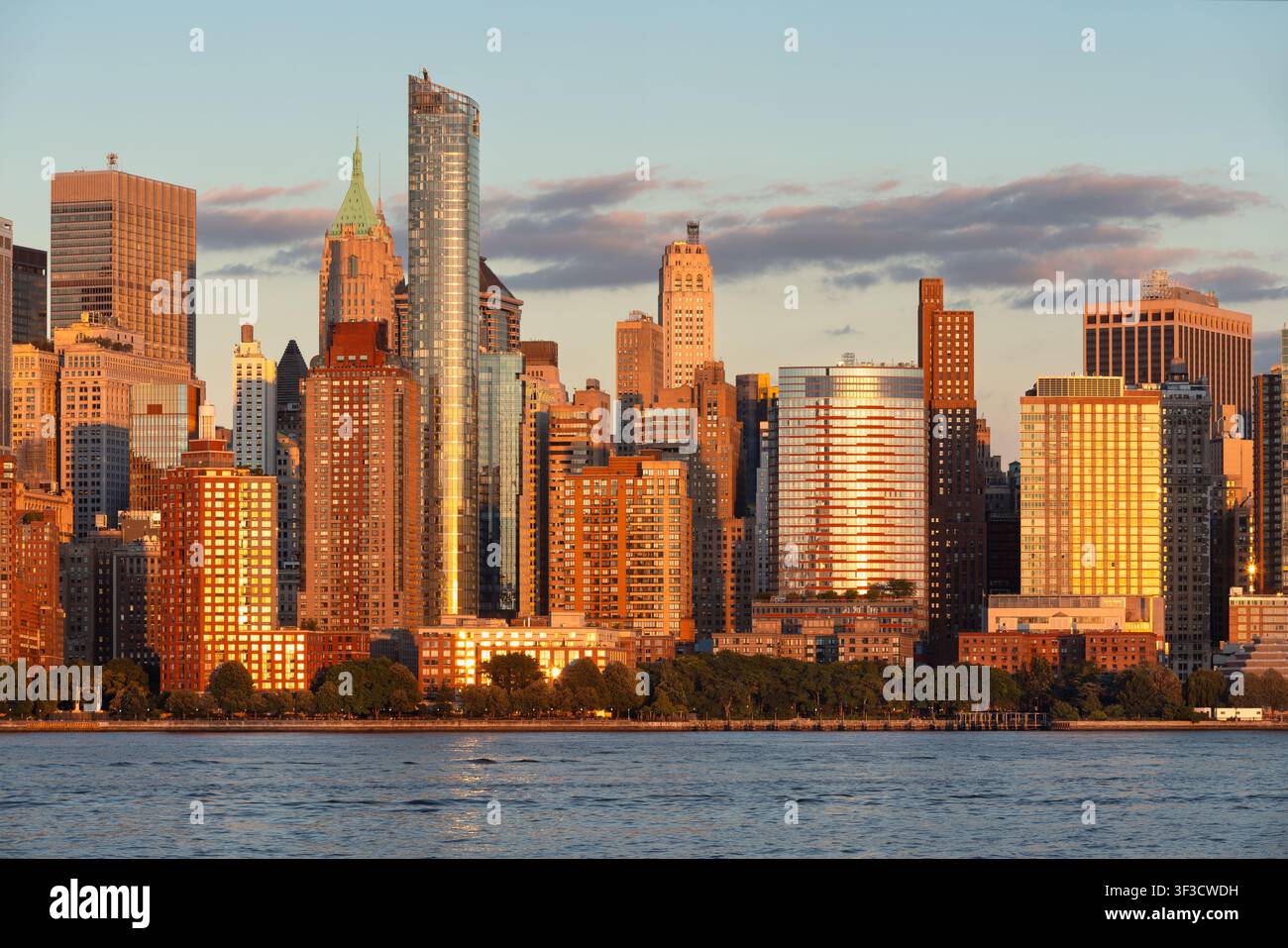 Lower-Manhattan-Skyline mit Wolkenkratzern von Battery Park City bei Sonnenuntergang, gesehen von Jersey City über den Hudson River. New York City Stockfoto