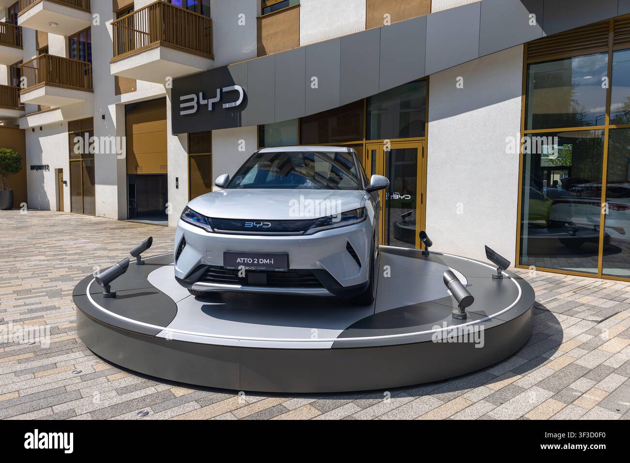 Belgrad, Serbien - 10. Juli 2026: BYD ATTO 2 DM-i Hybridfahrzeug, das auf einer Plattform vor einem Autohaus im Belgrade Waterfront-Gebiet ausgestellt ist. T Stockfoto
