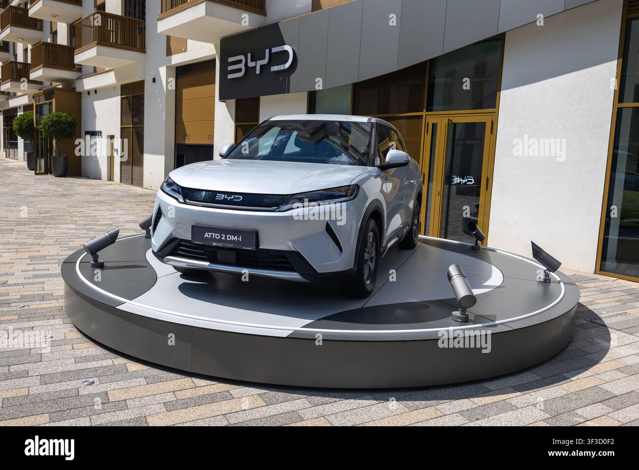 Belgrad, Serbien - 10. Juli 2026: BYD ATTO 2 DM-i Hybridfahrzeug, das auf einer Plattform vor einem Autohaus im Belgrade Waterfront-Gebiet ausgestellt ist. T Stockfoto