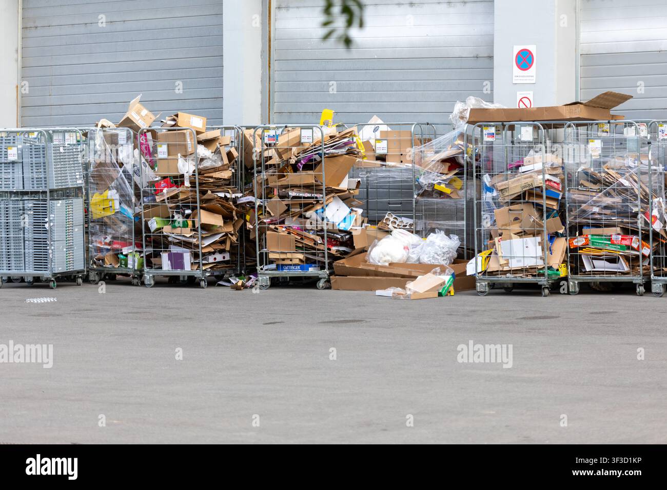 Belgrad, Serbien - 10. Juli 2026: Gesammelter Verpackungsabfall bestehend aus Kartons und Plastikverpackungsmaterial, gelagert hinter einem Einkaufszentrum Stockfoto