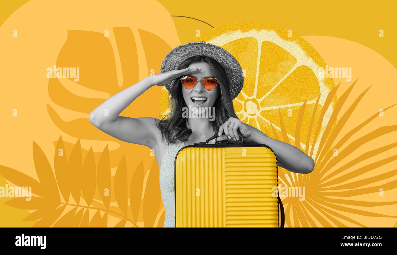 Zufriedene junge Frau mit gelbem Koffer bereit für den Urlaub, lächelnd auf gelbem Hintergrund Stockfoto