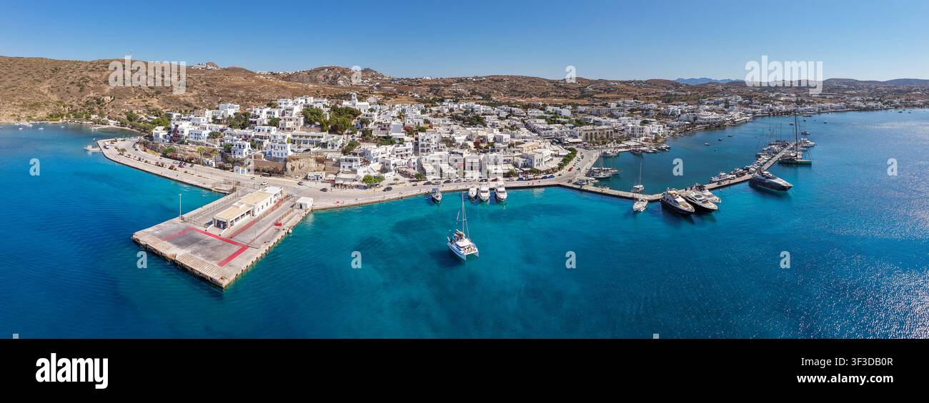 Panoramarundblick auf den Hafen und die Stadt Adamas, Milos-Insel, Griechenland Stockfoto