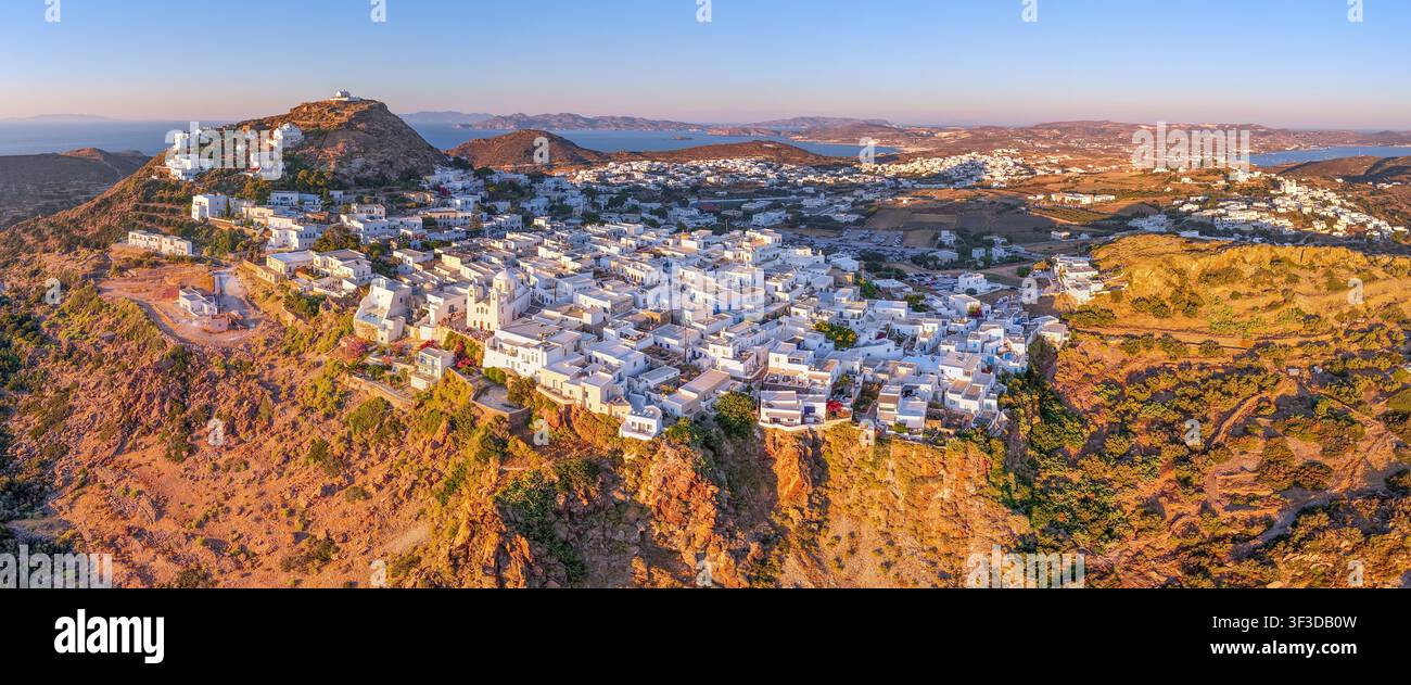 Panoramischer Luftbildblick auf das Dorf Plaka und Kastro bei Sonnenuntergang, Milos-Insel, Griechenland Stockfoto