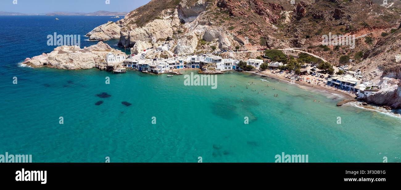Panoramicke Luftaufnahme des Strandes Firopotamos und des Fischerdorfs auf der Insel Milos, Griechenland Stockfoto