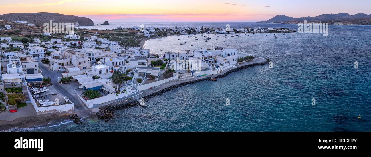 Panoramicke Luftaufnahme des Dorfes Pollonia und der Bucht bei Sonnenuntergang, Milos-Insel, Griechenland Stockfoto