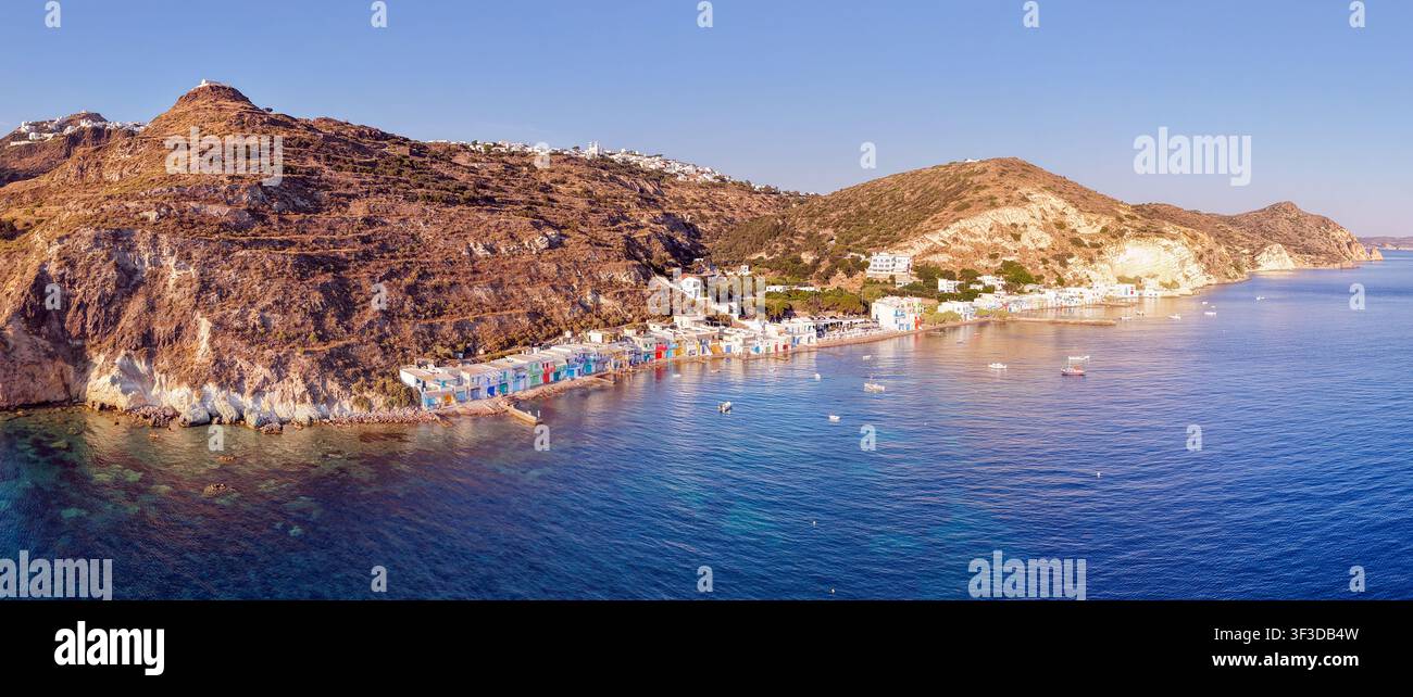 Panoramische Luftaufnahme des Fischerdorfs Klima, Insel Milos, Griechenland Stockfoto
