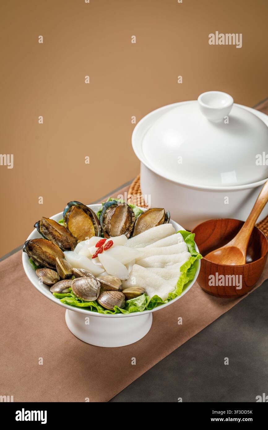 Doppelt gekochte Abalone und Muscheln mit Guizhou-Wildbambuspilz Stockfoto