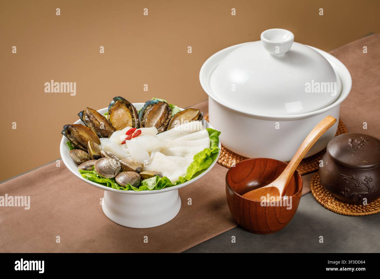 Doppelt gekochte Abalone und Muscheln mit Guizhou-Wildbambuspilz Stockfoto