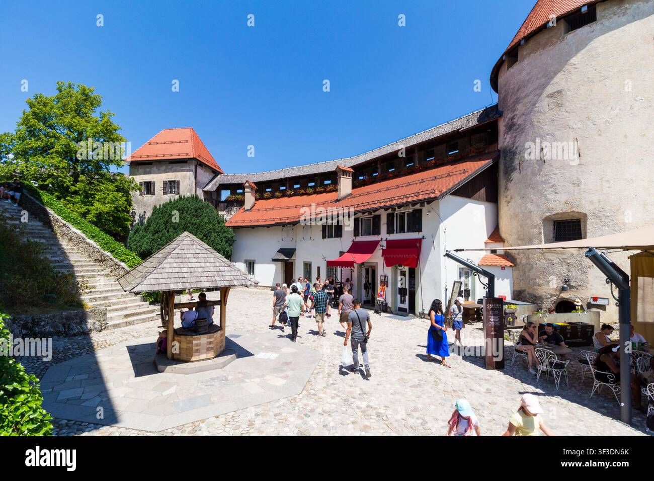Untere Terrasse mit Schlossbrunnen und Café, Burg Bled, Bled, Oberkrain, Slowenien Stockfoto