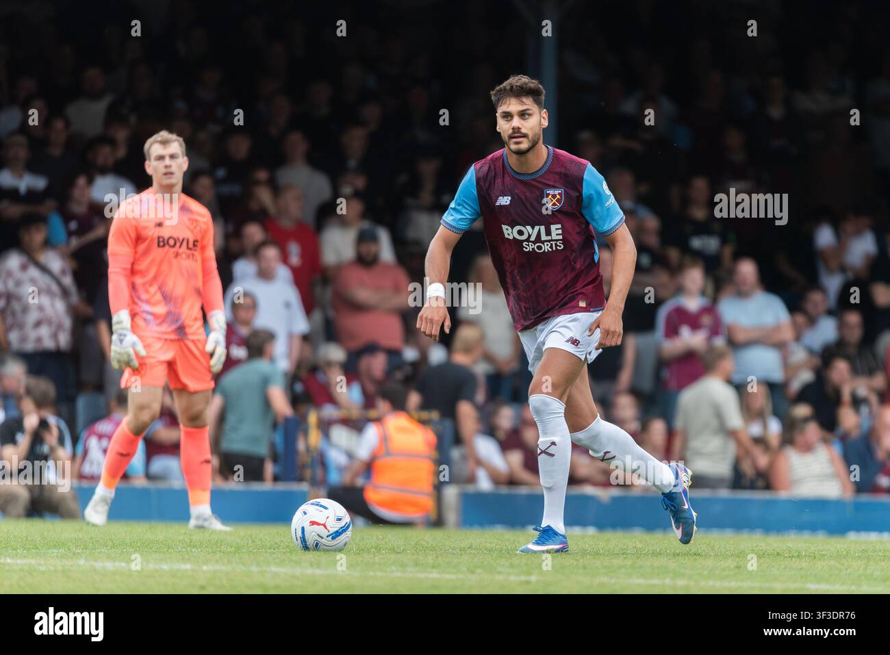 Konstantinos Mavropanos spielt beim Vorsaison-Freundschaftsspiel Southend Utd gegen West Ham Utd im Roots Hall, Southend on Sea, Essex, UK Stockfoto