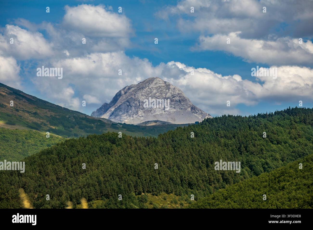 Pico Espigüete in der Ferne in den Palentiner Bergen, Palencia, Kastilien und León, Spanien Stockfoto
