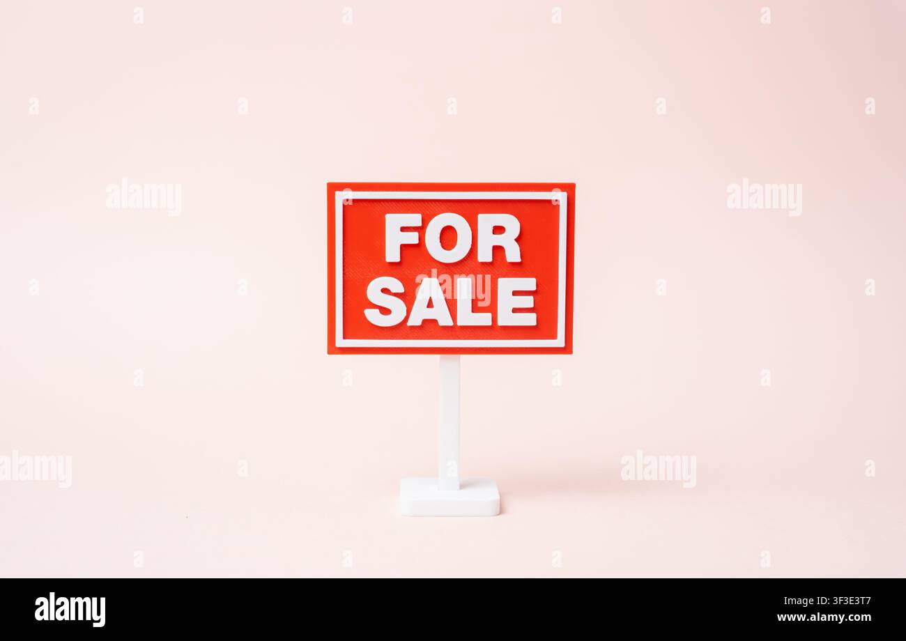 Zu Verkaufen-Schild. Verkauf von Immobilien, Wohnraum, Land oder anderem Eigentum. Einen Käufer finden. Stockfoto