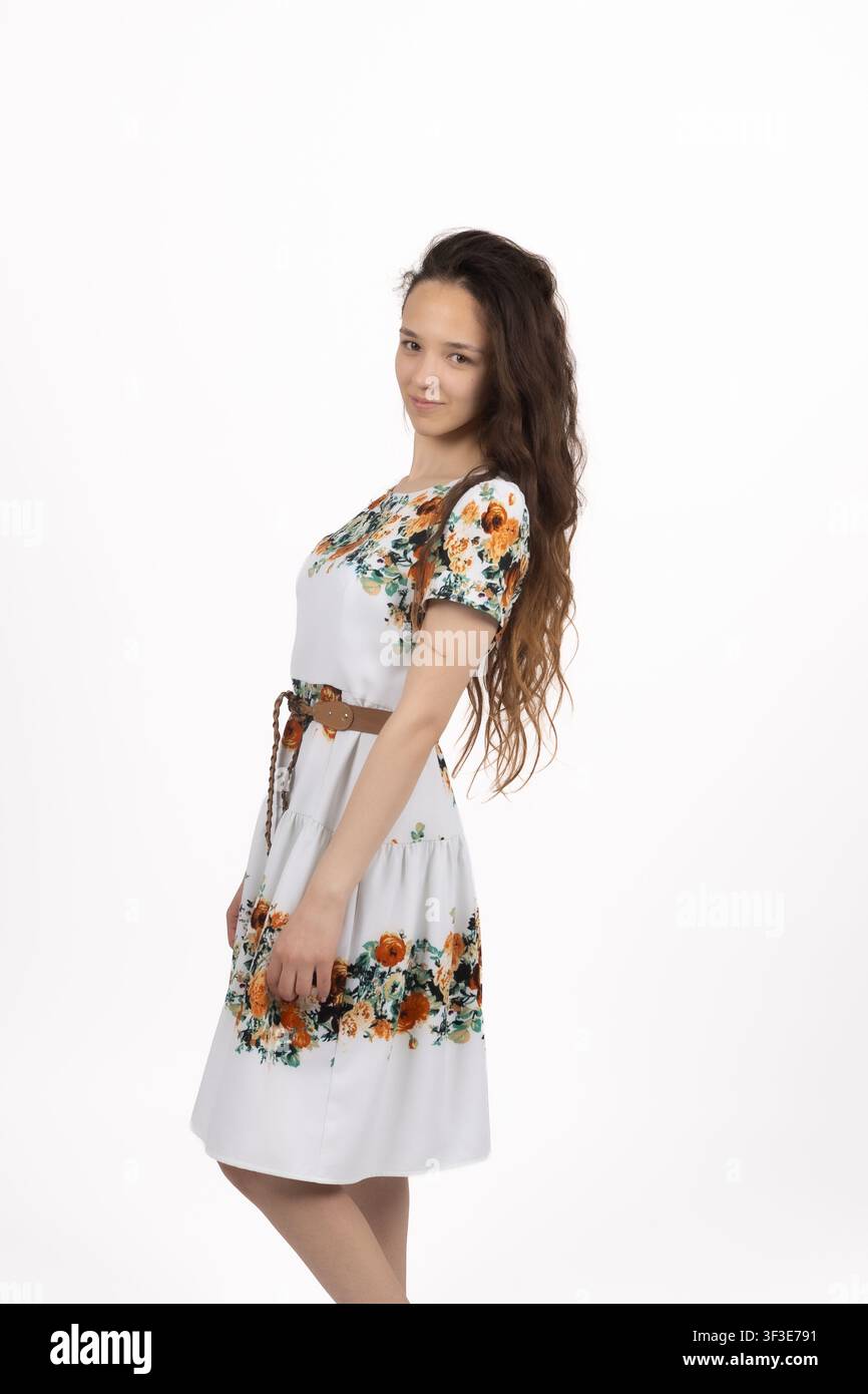 Anmutige Frau, die natürlich posiert, stehend in voller Länge im Studio Stockfoto