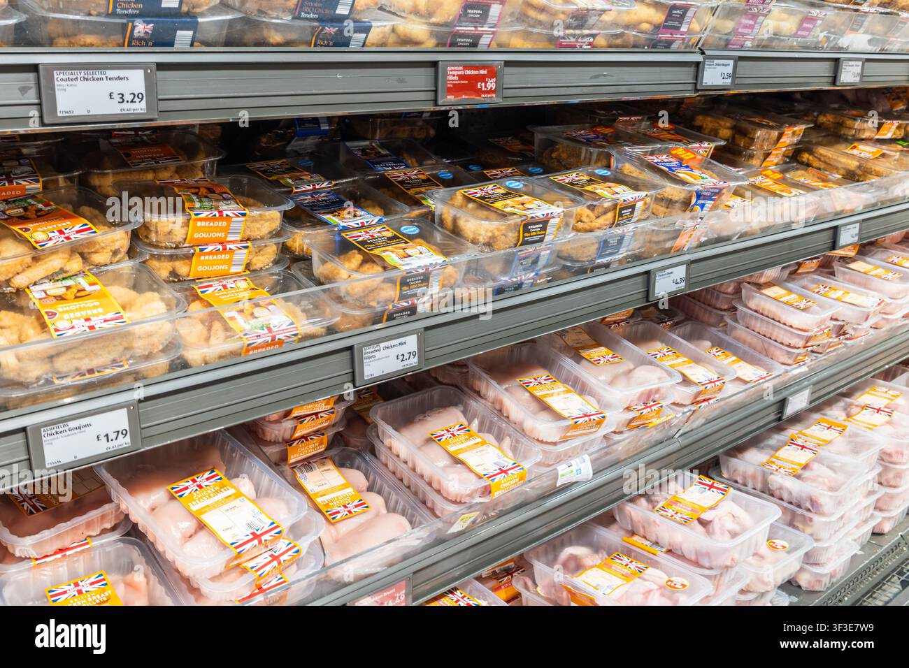 Regale in einem Lebensmittelgeschäft mit verpackten Fleisch- und Geflügelprodukten. London, UK, 3. März 2024 Stockfoto