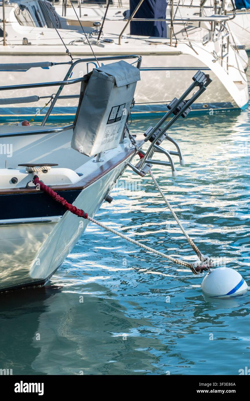 Vertikale Ansicht von kleinen Segelbooten, die an einem sonnigen Tag in ruhigen Marina-Wasser geworfen sind. Konzept von Segeln, Freizeit, Leben am Wasser und Sommerreisen Stockfoto