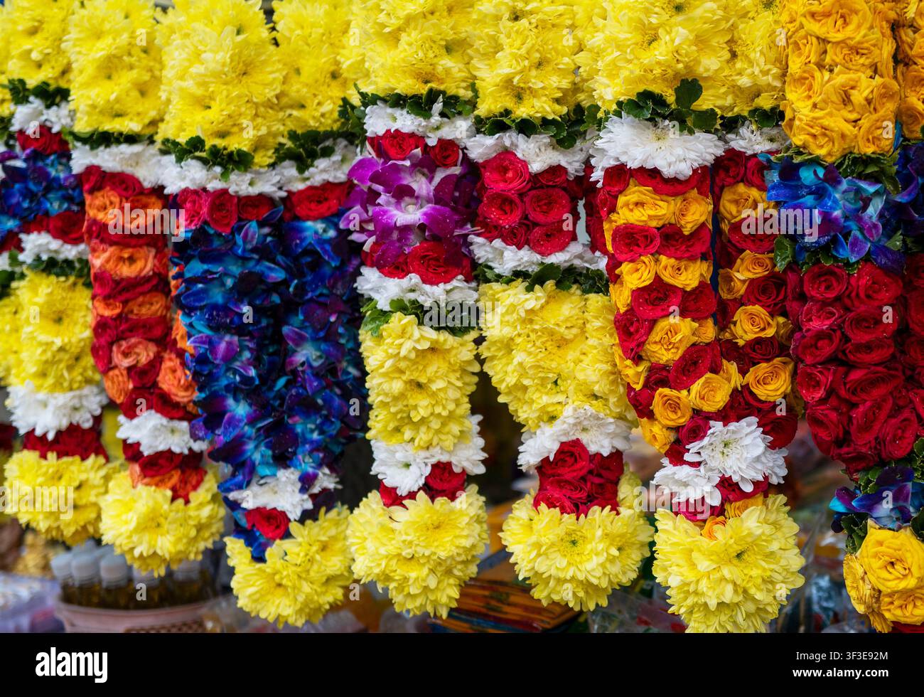 Blumenstand in Kuala Lumpur, der Blumenkränze verkauft Stockfoto