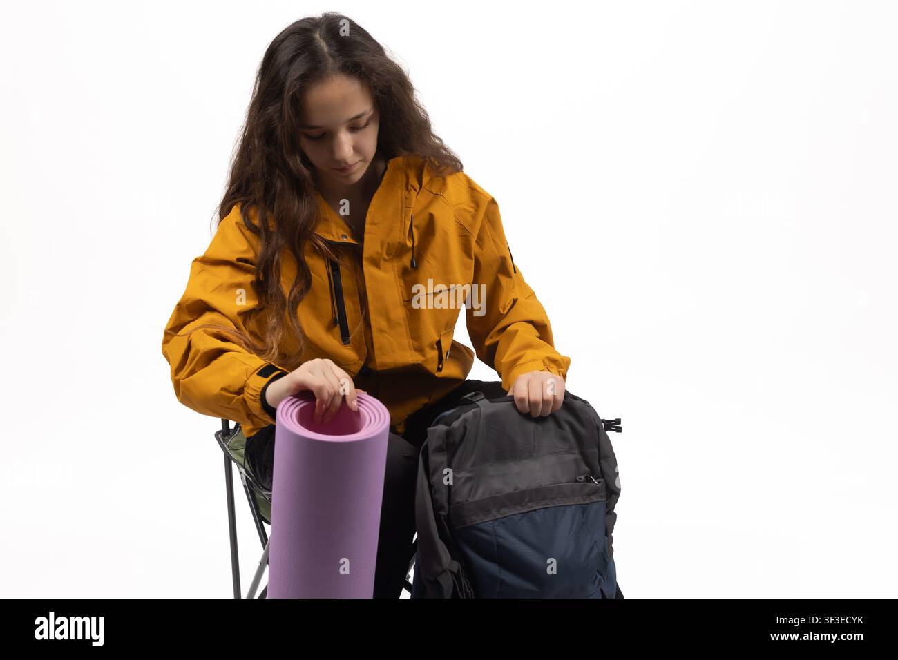 Reisender packt schweren Rucksack und bereitet sich auf eine Wanderreise vor Stockfoto