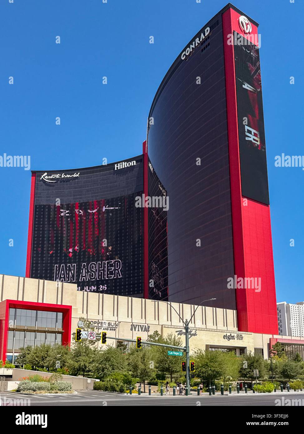 Las Vegas, Nevada, USA - 25. Juni 2026: Außenansicht des Hilton Hotel und des Conrad Hotel im Resorts World in Las Vegas. - Smartphone-aufgenommenes Stockfoto