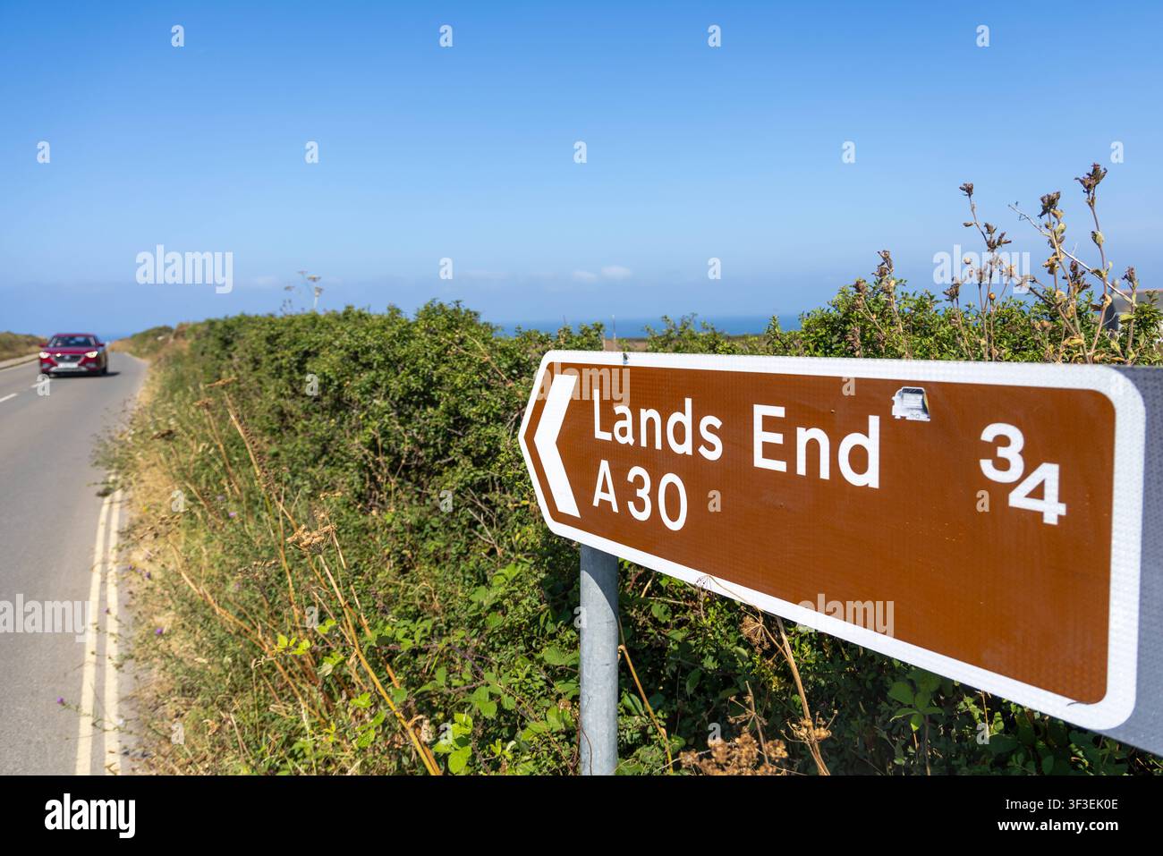 Cornwall 2026 Land’s End, England – 18.7.2026: Hinweisschild zu Land’s End, dem südwestlichsten Punkt Großbritanniens und Teil von West-Cornwall im Südwesten, in Cornwall, England Stockfoto