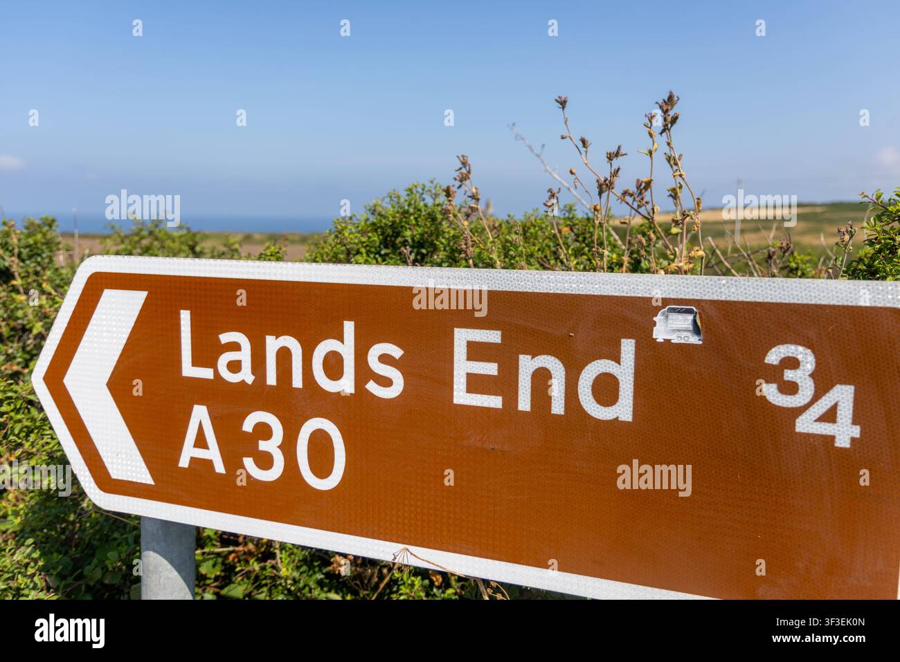 Cornwall 2026 Land’s End, England – 18.7.2026: Hinweisschild zu Land’s End, dem südwestlichsten Punkt Großbritanniens und Teil von West-Cornwall im Südwesten, in Cornwall, England Stockfoto
