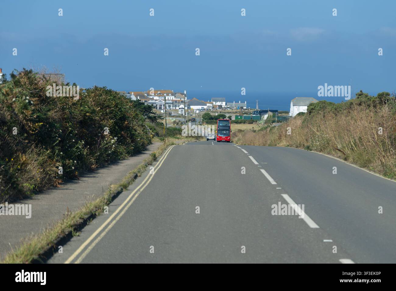 Cornwall 2026 Lands End, England - 18.7.2026: Ein roter Doppeldecker-Bus kommt von Land’s End, dem südwestlichsten Punkt Großbritanniens und Teil von West-Cornwall im Südwesten, in Cornwall. England Stockfoto