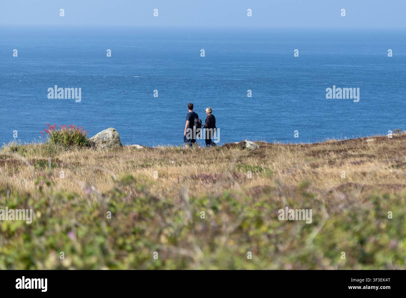Cornwall 2026 Lands End, England - 18.7.2026: Menschen spazieren an der Küste von Land’s End, dem südwestlichsten Punkt Großbritanniens und Teil von West-Cornwall im Südwesten, in Cornwall. England Stockfoto