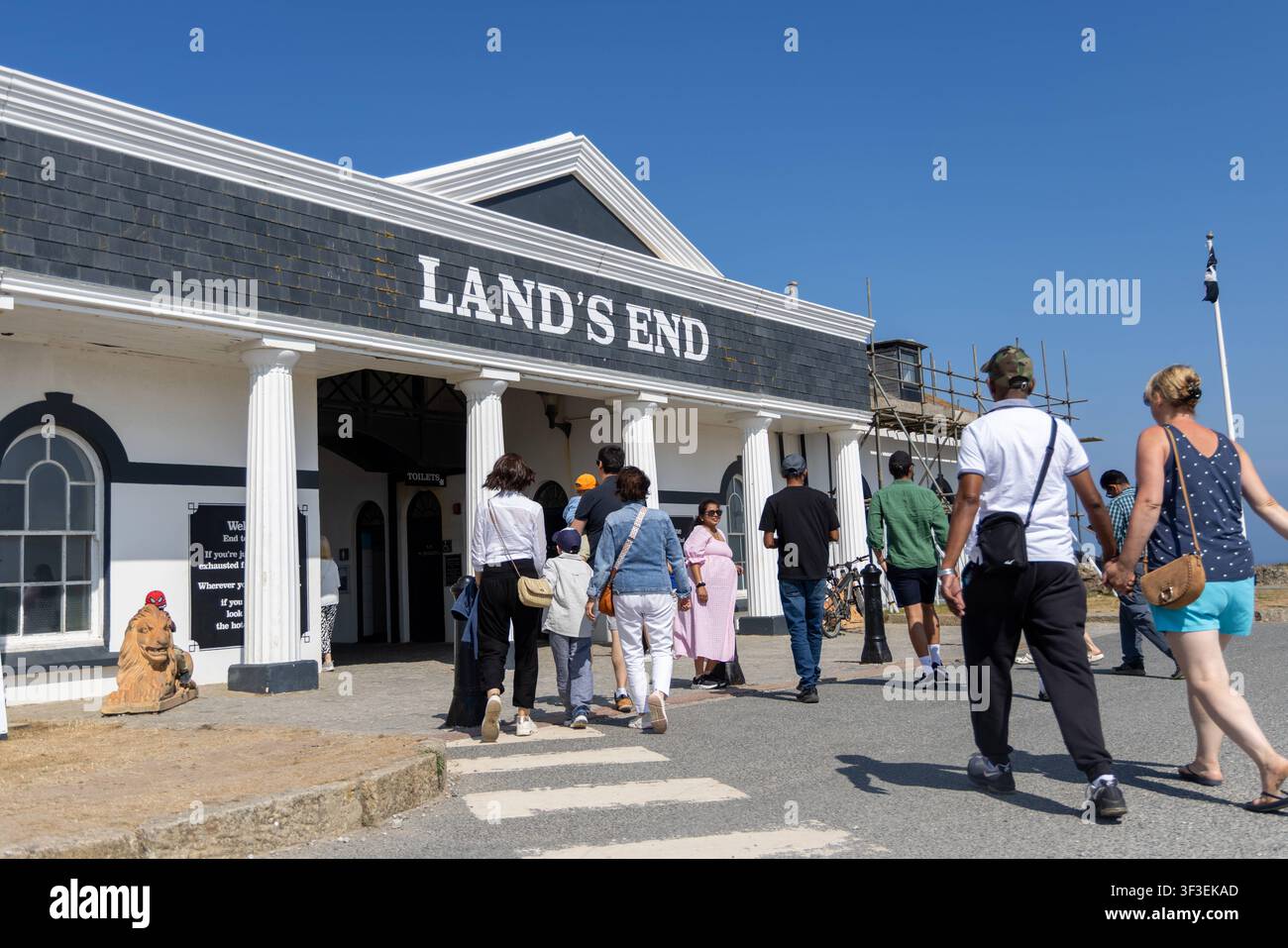 Cornwall 2026 Lands End, England - 18.7.2026: Besucher betreten das letzte Gebäude bei Land's End, dem südwestlichsten Punkt Großbritanniens und Teil von West-Cornwall im Südwesten, in Cornwall. England Stockfoto