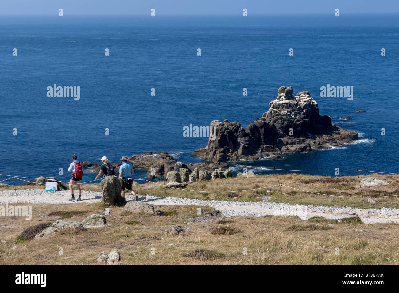 Cornwall 2026 Lands End, England - 18.7.2026: Menschen spazieren an der Küste von Land’s End, dem südwestlichsten Punkt Großbritanniens und Teil von West-Cornwall im Südwesten, in Cornwall. England Stockfoto