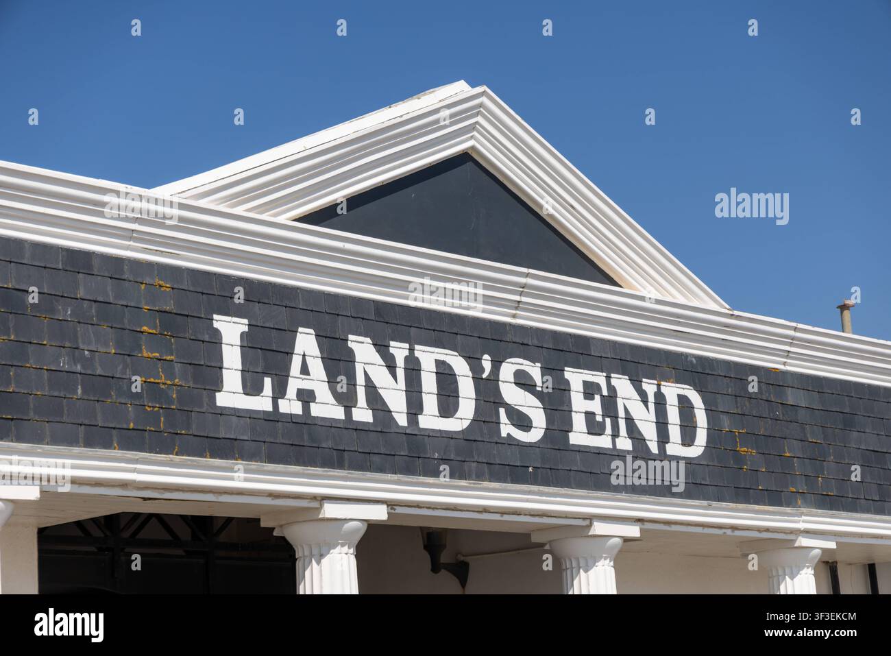 Cornwall 2026 Lands End, England - 18.7.2026: Besucher betreten das letzte Gebäude bei Land's End, dem südwestlichsten Punkt Großbritanniens und Teil von West-Cornwall im Südwesten, in Cornwall. England Stockfoto