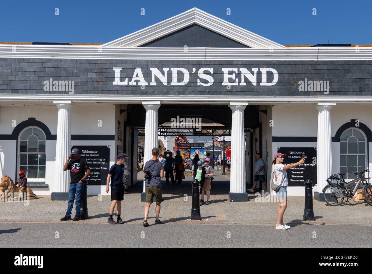 Cornwall 2026 Lands End, England - 18.7.2026: Besucher betreten das letzte Gebäude bei Land's End, dem südwestlichsten Punkt Großbritanniens und Teil von West-Cornwall im Südwesten, in Cornwall. England Stockfoto