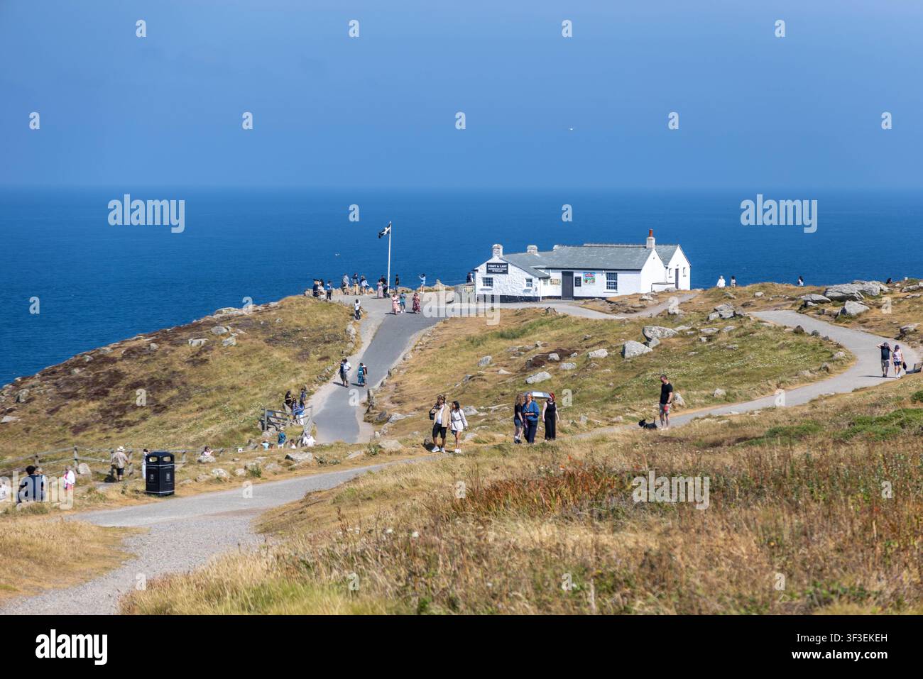 Cornwall 2026 Lands End, England - 18.7.2026: Menschen spazieren an der Küste von Land’s End, dem südwestlichsten Punkt Großbritanniens und Teil von West-Cornwall im Südwesten, in Cornwall. England Stockfoto