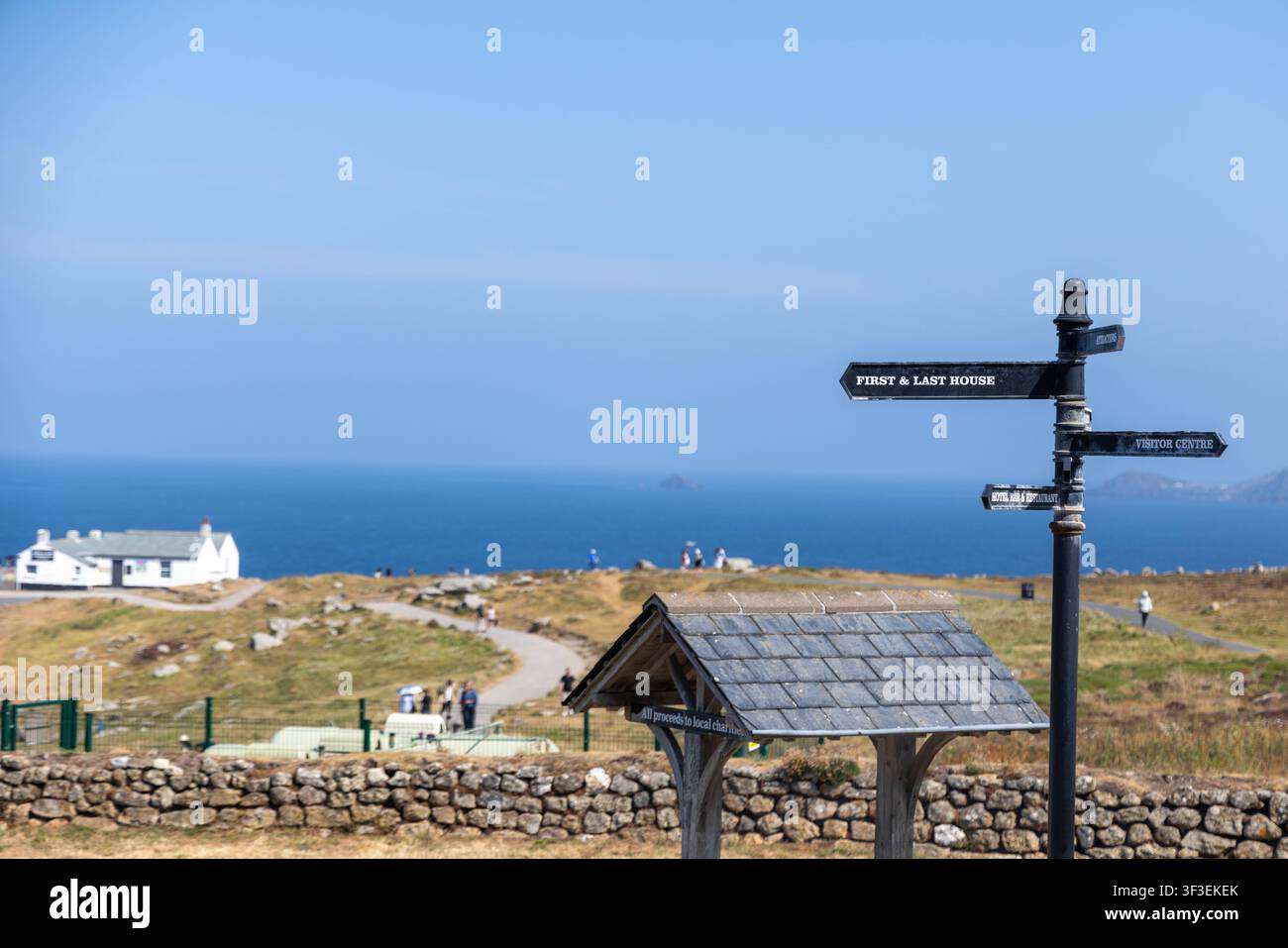 Cornwall 2026 Lands End, England - 18.7.2026: Menschen spazieren an der Küste von Land’s End, dem südwestlichsten Punkt Großbritanniens und Teil von West-Cornwall im Südwesten, in Cornwall. England Stockfoto