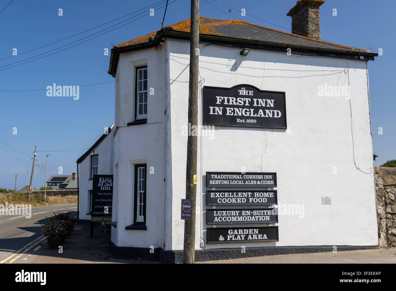 Cornwall 2026 Sennen, England- 18.7.2026: Erste und letzte Kneipe direkt eine Meile vor Land’s End, dem südwestlichsten Punkt Großbritanniens und Teil von West-Cornwall im Südwesten, in Cornwall. England Stockfoto