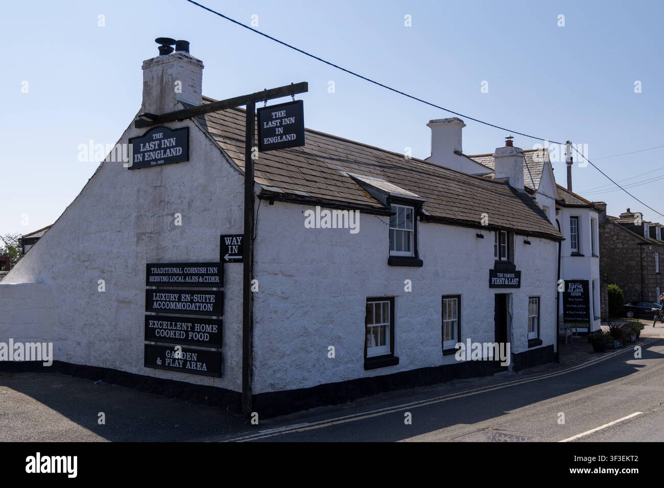 Cornwall 2026 Sennen, England- 18.7.2026: Erste und letzte Kneipe direkt eine Meile vor Land’s End, dem südwestlichsten Punkt Großbritanniens und Teil von West-Cornwall im Südwesten, in Cornwall. England Stockfoto