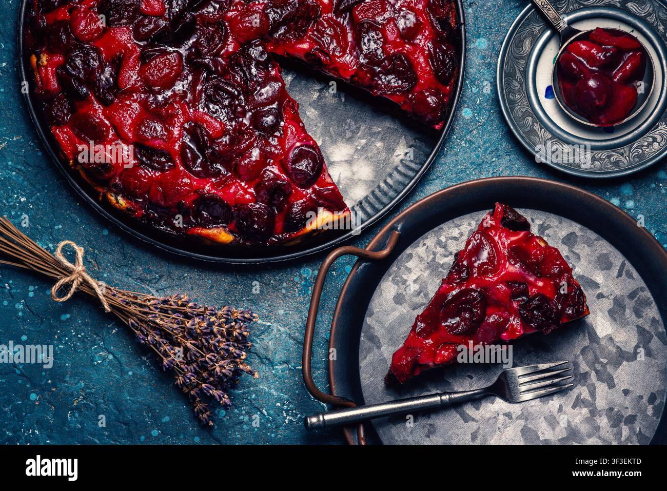 Frisch gebackene hausgemachte Kirschkuchen-Scheibe, serviert auf einem rustikalen Metalltablett Stockfoto