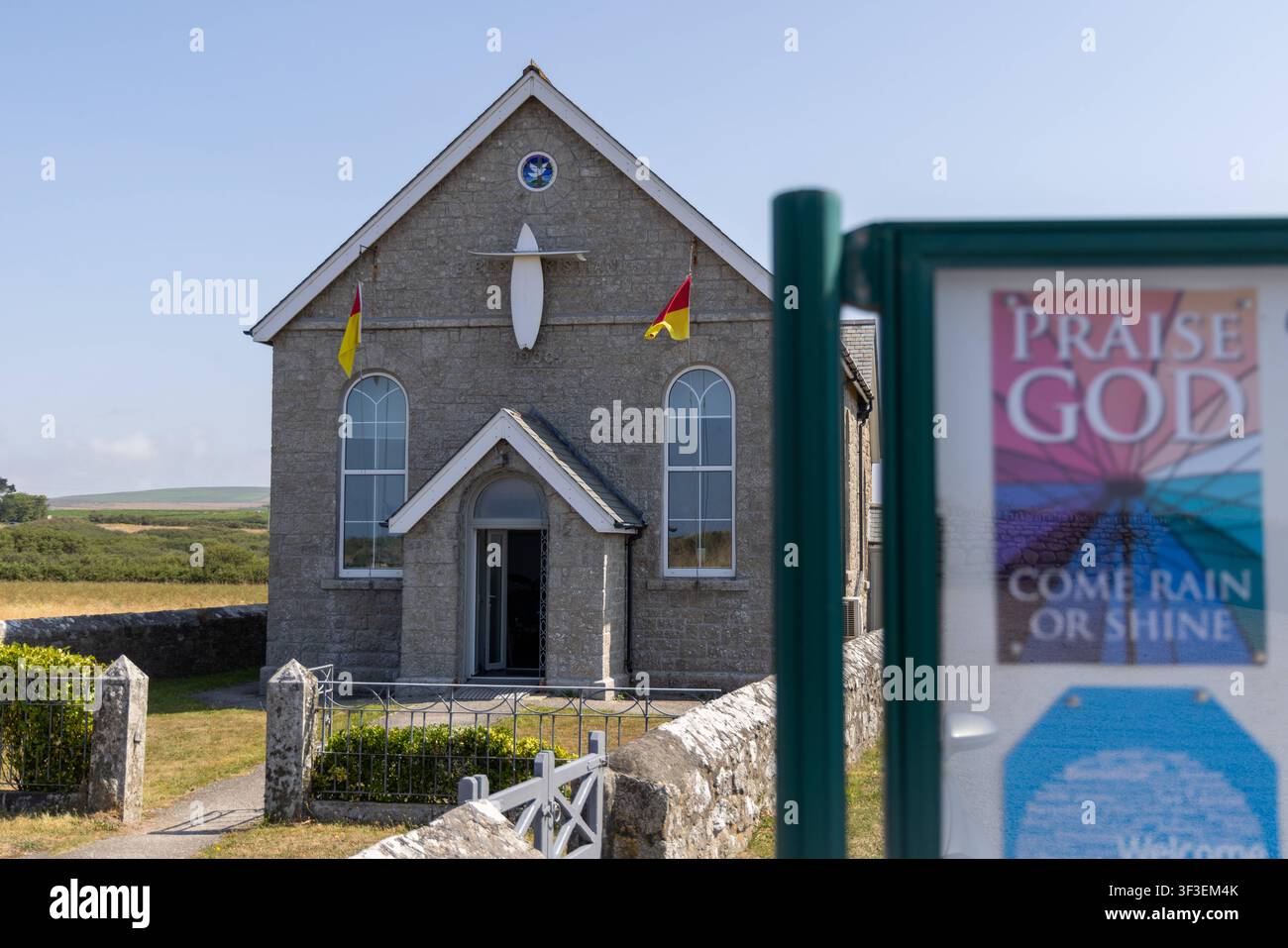 Cornwall 2026 Sennen, England- 18.7.2026: Surfbretter formen ein Kreuz vor einer Kirche in der Nähe von Land’s End, dem südwestlichsten Punkt Großbritanniens und Teil von West-Cornwall im Südwesten, in Cornwall. England Stockfoto