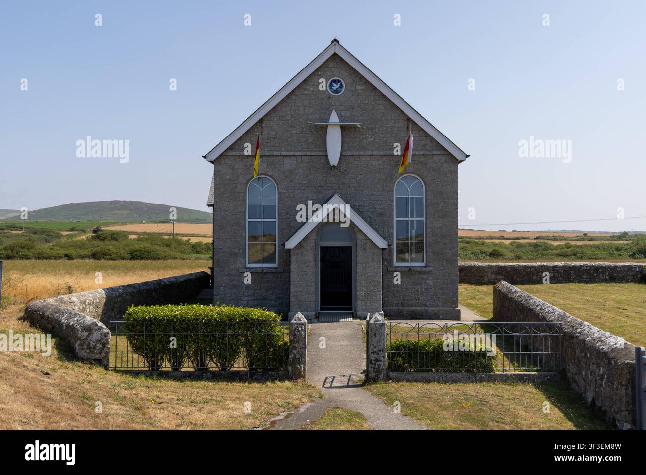 Cornwall 2026 Sennen, England- 18.7.2026: Surfbretter formen ein Kreuz vor einer Kirche in der Nähe von Land’s End, dem südwestlichsten Punkt Großbritanniens und Teil von West-Cornwall im Südwesten, in Cornwall. England Stockfoto