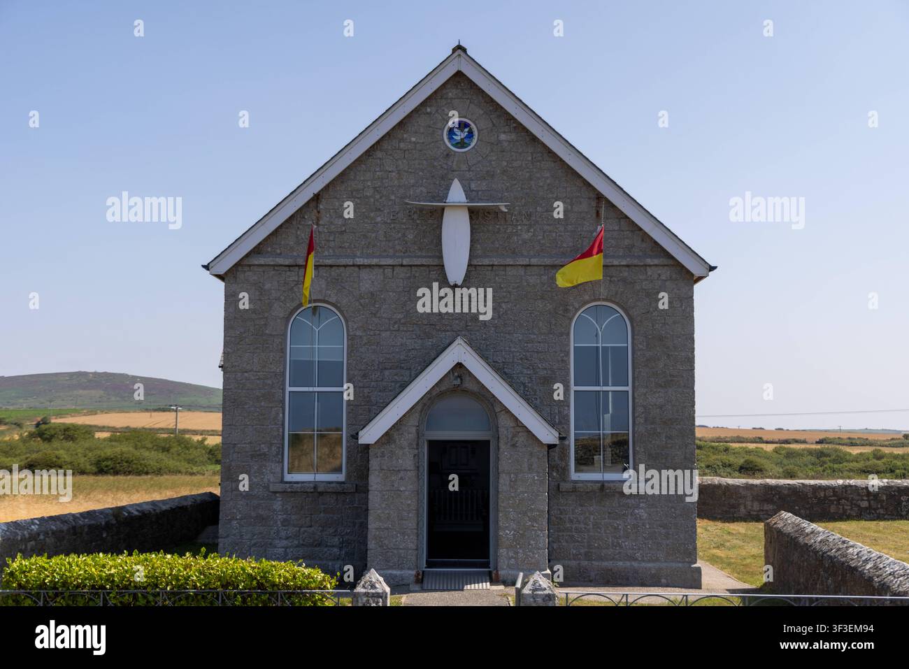 Cornwall 2026 Sennen, England- 18.7.2026: Surfbretter formen ein Kreuz vor einer Kirche in der Nähe von Land’s End, dem südwestlichsten Punkt Großbritanniens und Teil von West-Cornwall im Südwesten, in Cornwall. England Stockfoto