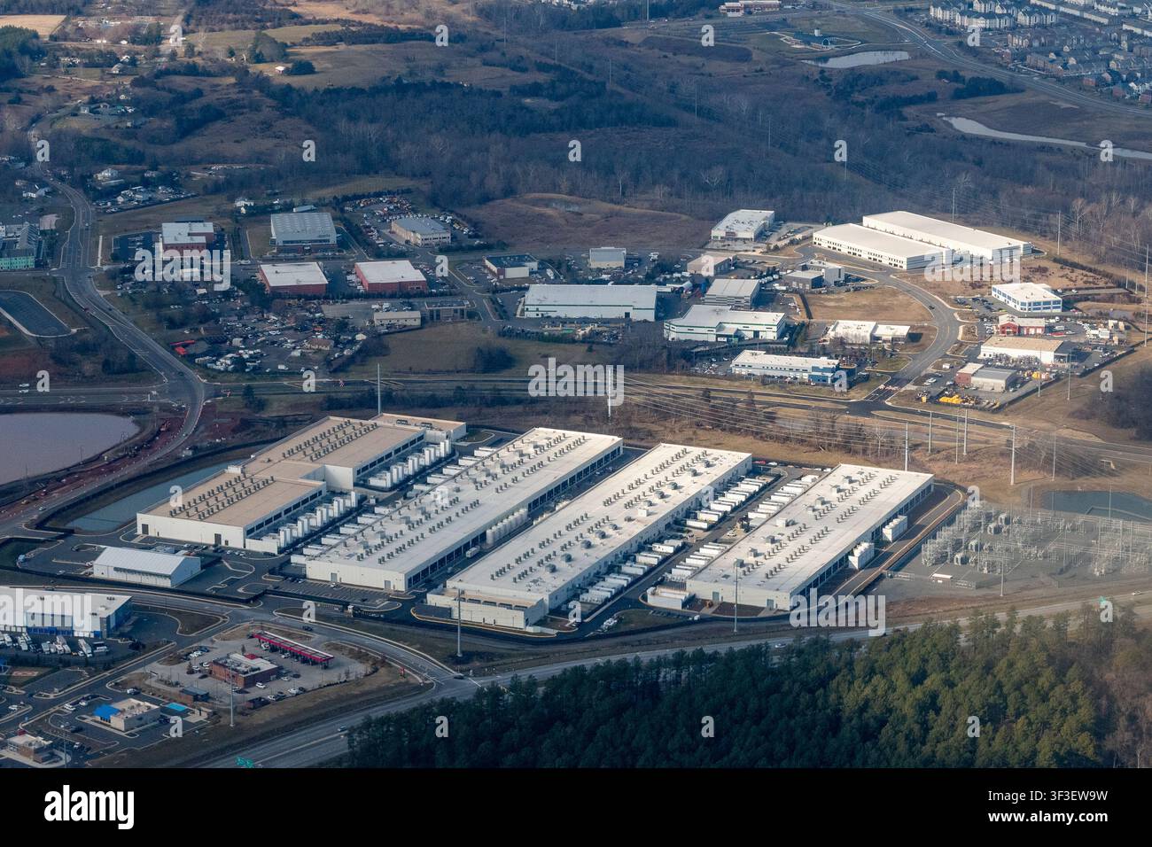 Luftaufnahme der Rechenzentren des Amazon Web Services Fadeley Campus und eines angrenzenden Umspannwerks in der Nähe des Arcola Boulevard, umgeben von Lagerhallen Stockfoto