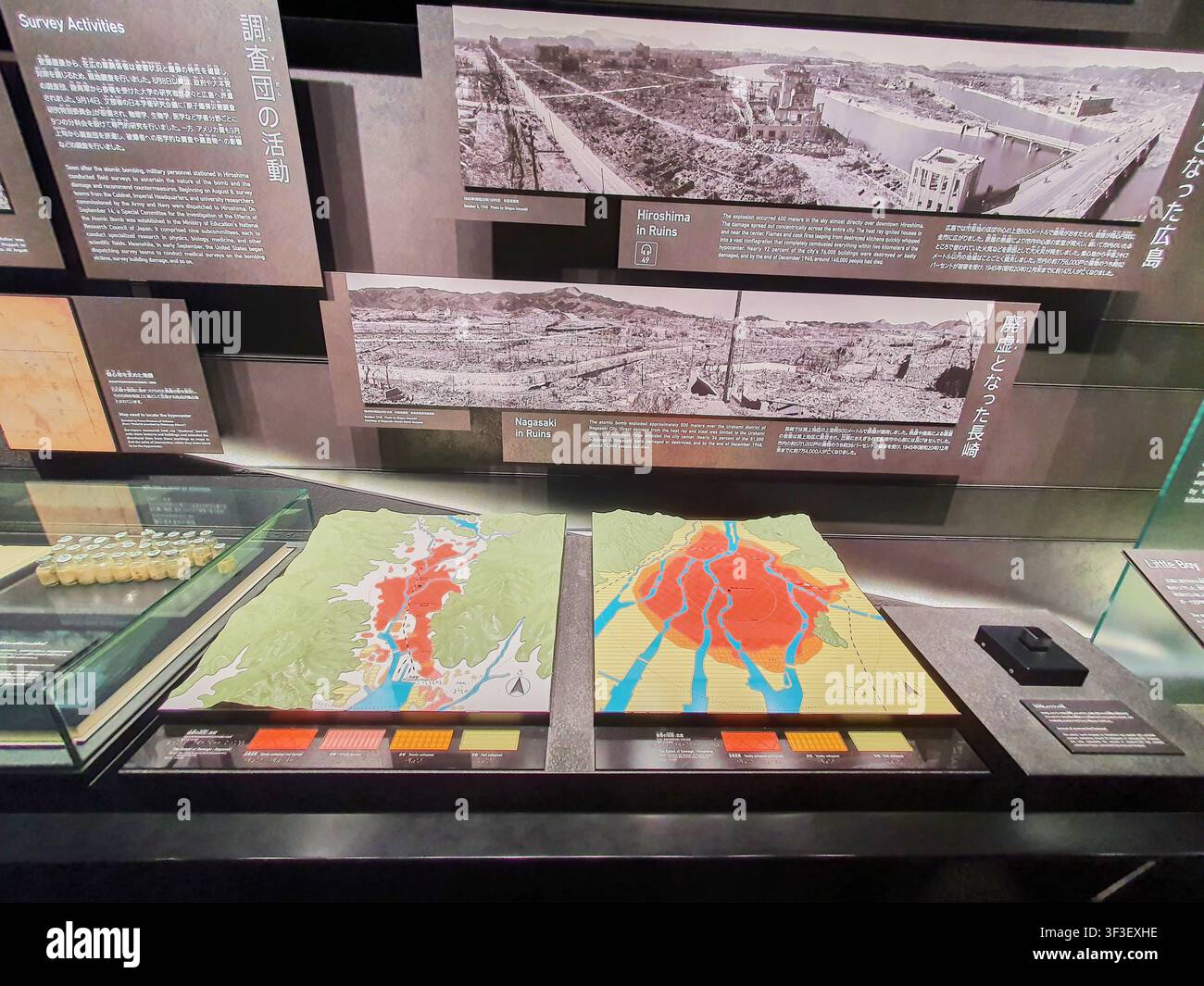 Museumsausstellungsdisplay mit Bildungsmaterialien über die Atombombenabwürfe auf Hiroshima und Nagasaki, Japan. Der Vordergrund enthält zwei Stockfoto