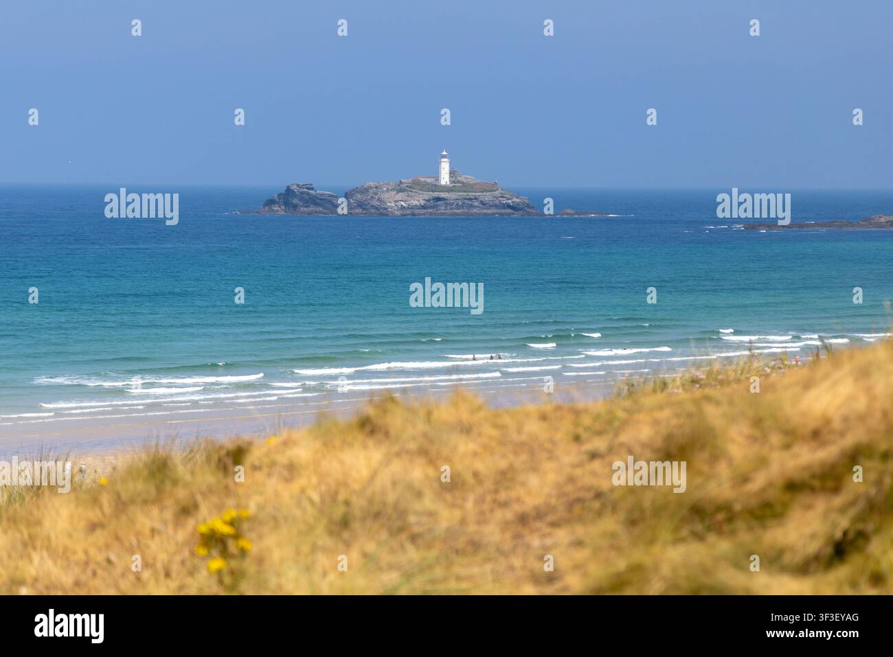 Cornwall 2026 Gwithian, England- 18.7.2026: Leuchtturm am Strand von Gwithian in Cornwall. England Stockfoto