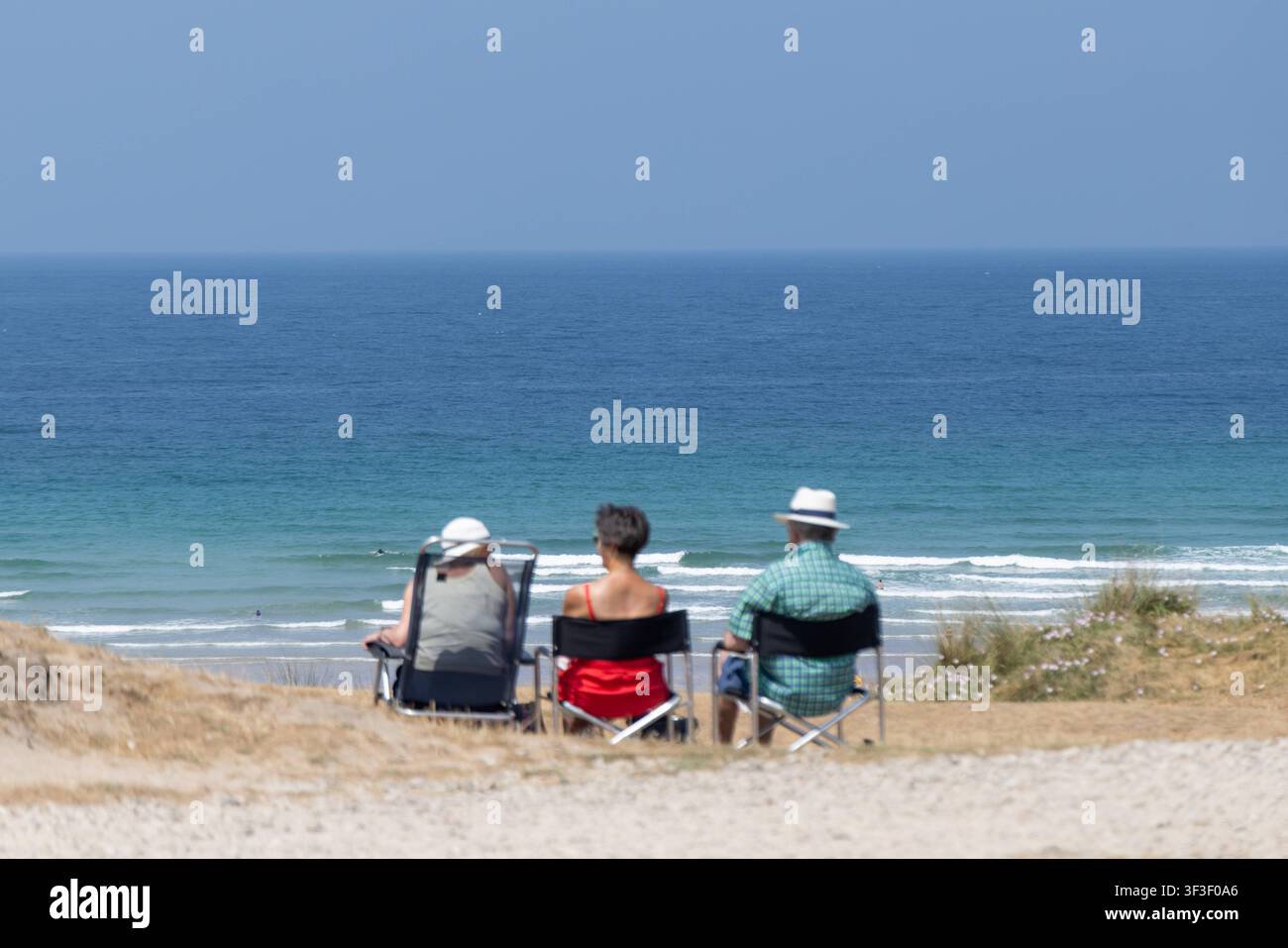 Cornwall 2026 Gwithian, England - 18.7.2026: Menschen entspannen am Strand von Gwithian in Cornwall. England Stockfoto