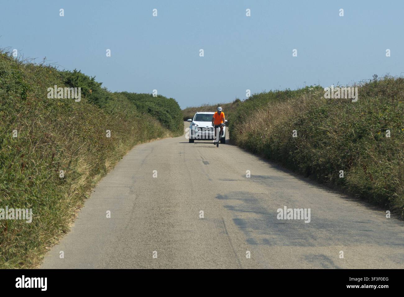 Cornwall 2026 bei Bude, England - 18.7.2026: Enge Straßen auf dem Weg nach Bude in Cornwall, England Stockfoto