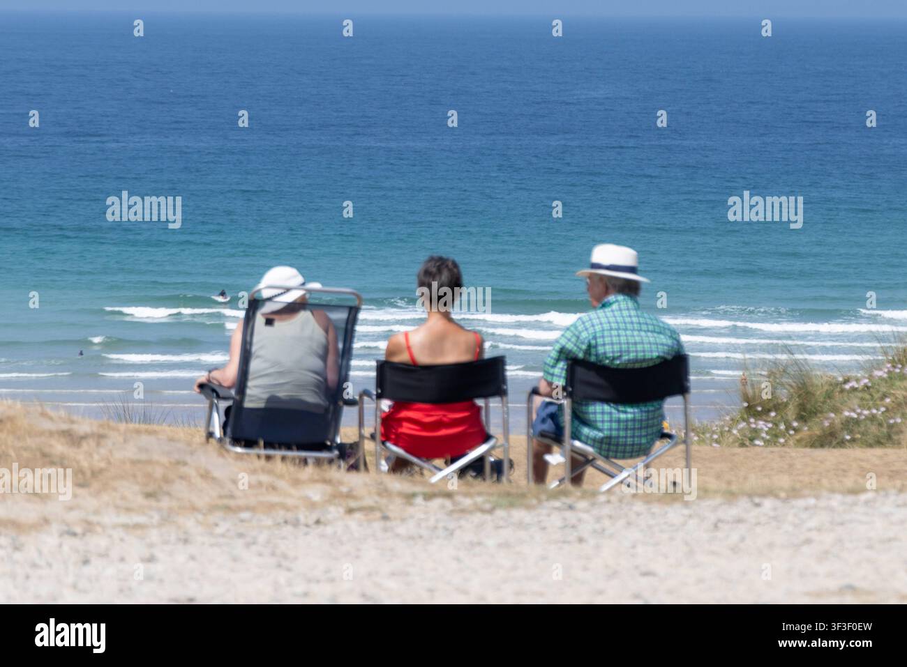 Cornwall 2026 Gwithian, England - 18.7.2026: Menschen entspannen am Strand von Gwithian in Cornwall. England Stockfoto
