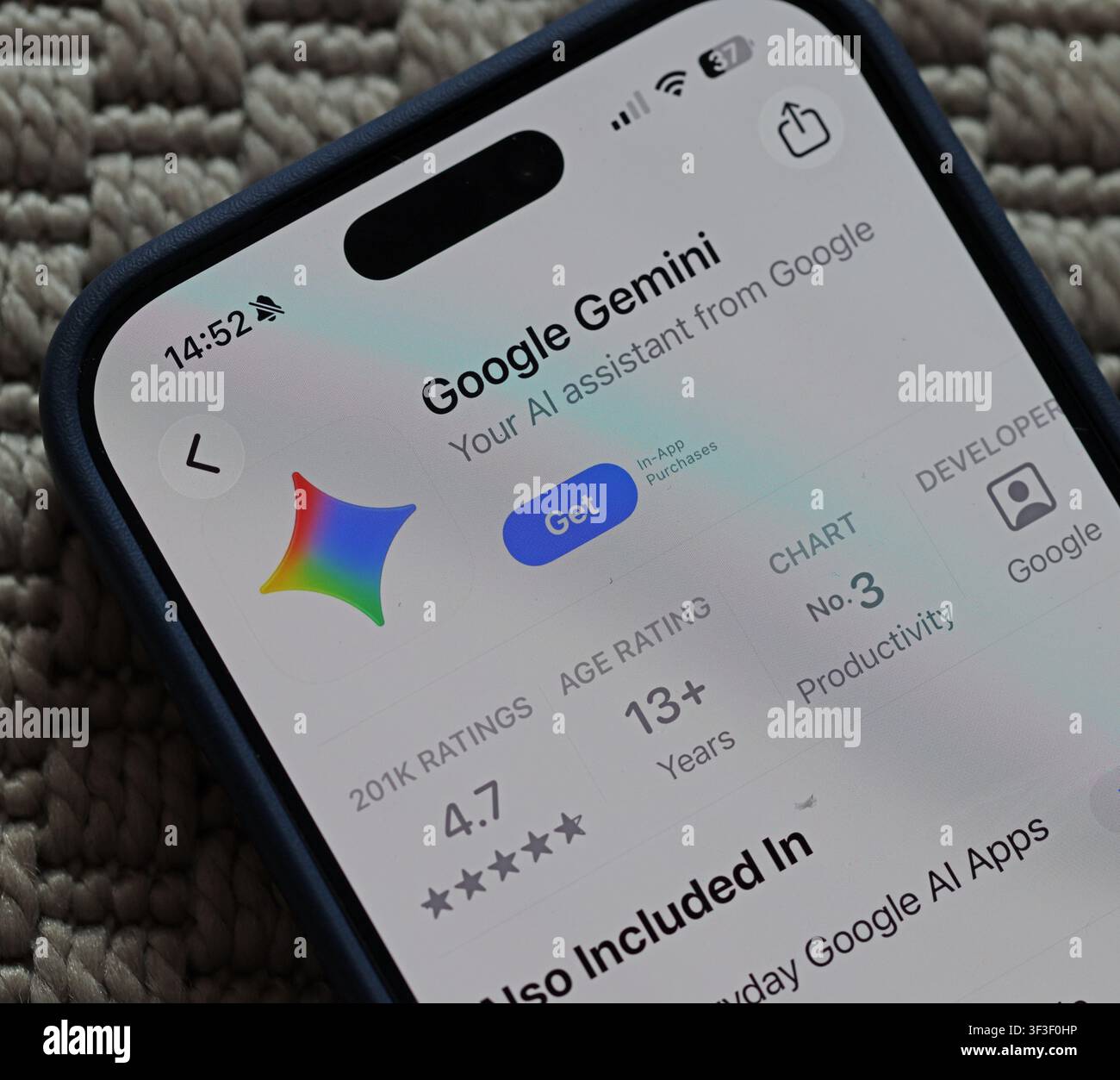 Nahaufnahme des Google Gemini KI-Assistenten auf einem Smartphone, der Halluzinationen, glaubwürdige Fehler und Bedenken zu persönlichen Daten hervorhebt Stockfoto