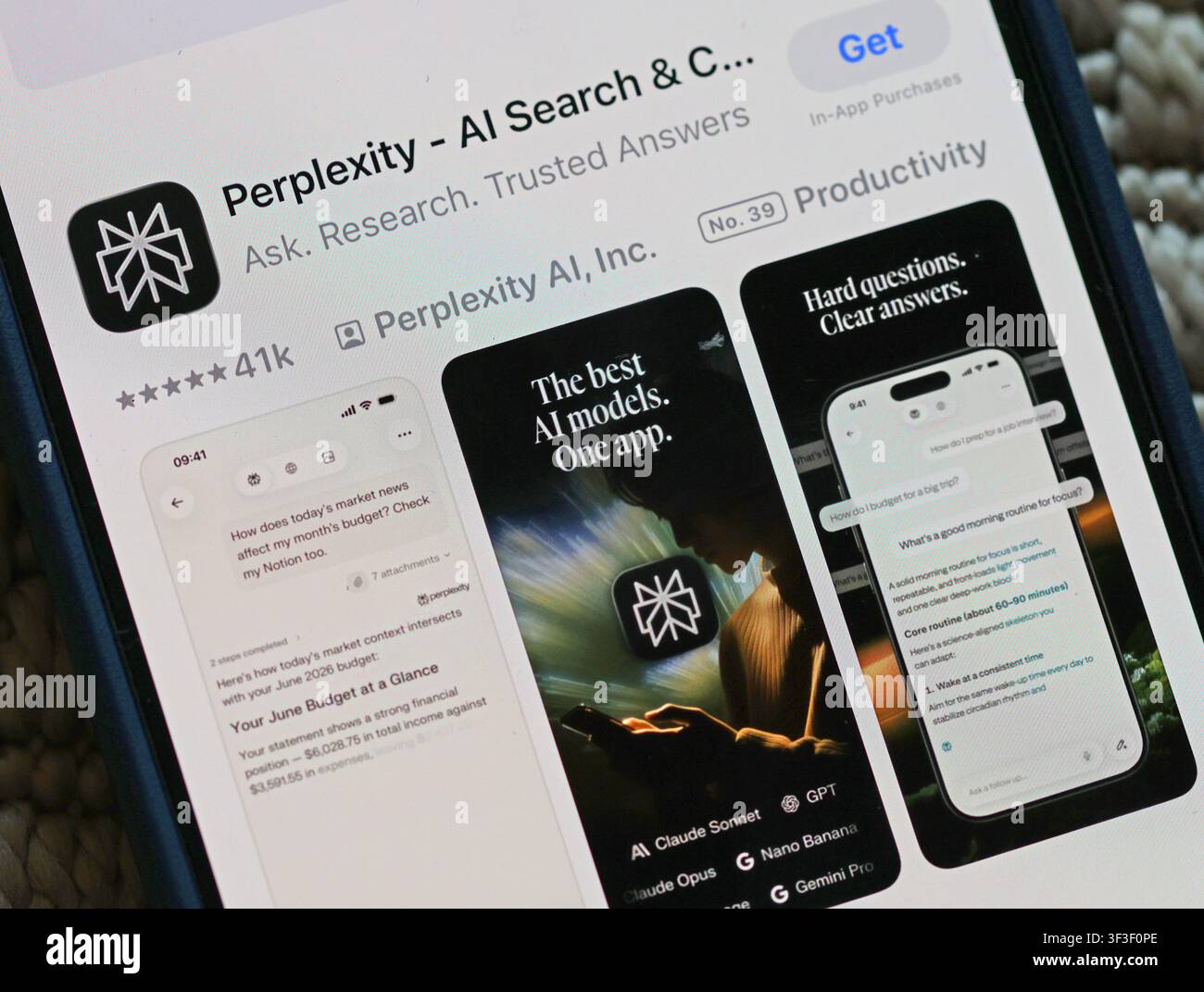 Perplexity AI-App-Liste auf einem Apple iPhone, die Risiken verdeutlicht, dass Benutzer Chatbot-Antworten vertrauen, ohne die Grenzen oder Genauigkeit der KI zu verstehen. Stockfoto