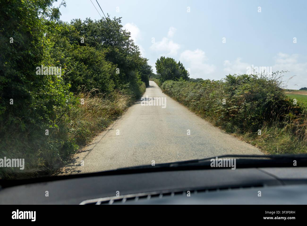 Cornwall 2026 bei Bude, England - 18.7.2026: Enge Straßen auf dem Weg nach Bude in Cornwall, England Stockfoto