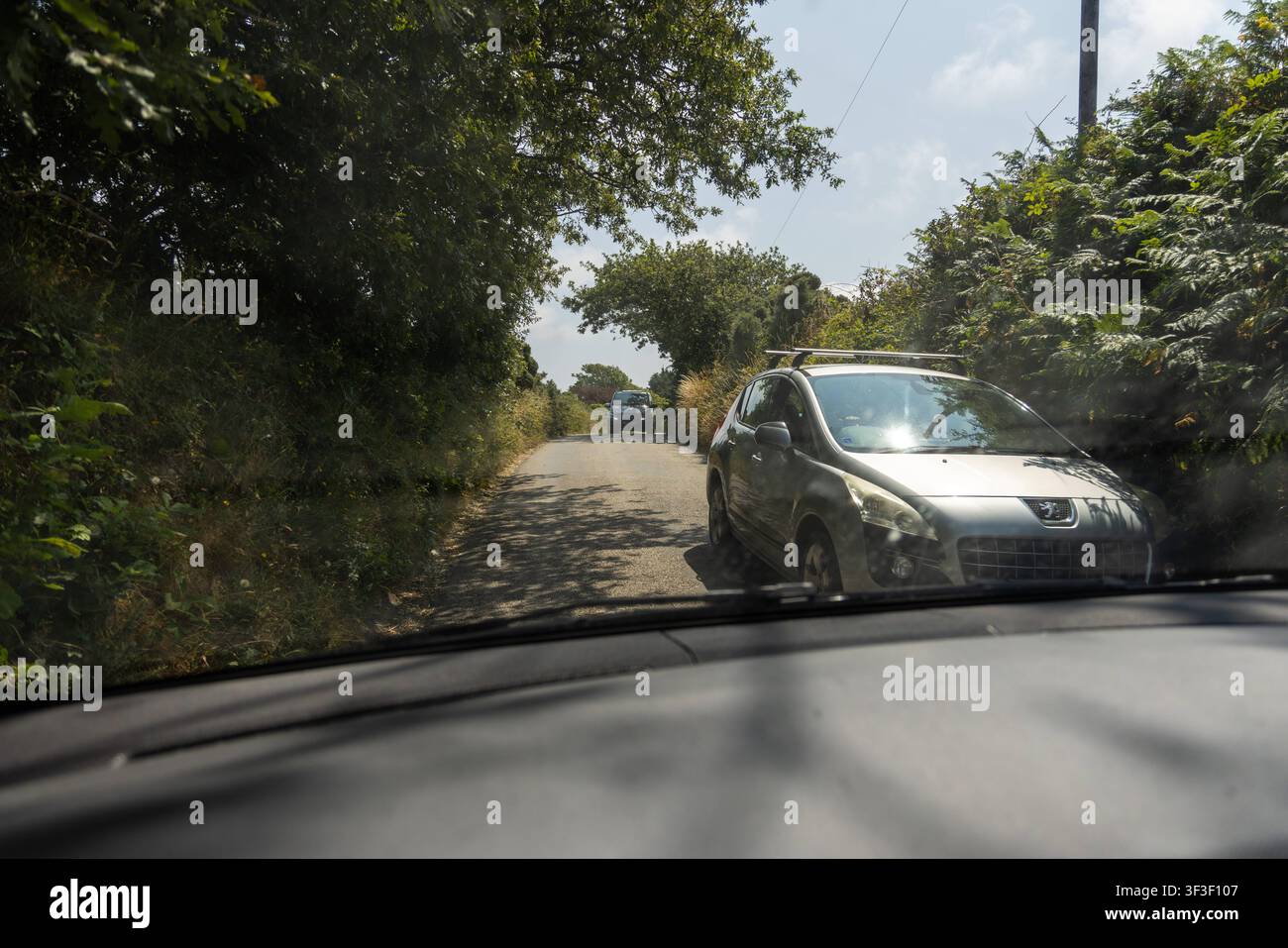 Cornwall 2026 bei Bude, England - 18.7.2026: Enge Straßen auf dem Weg nach Bude in Cornwall, England Stockfoto