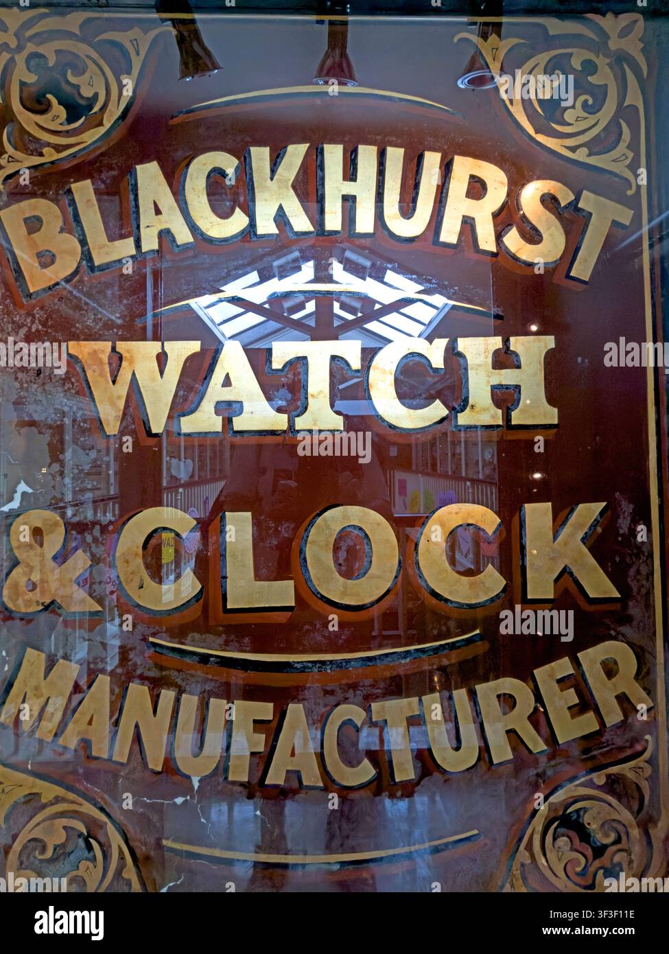 Verschnörkelte Blackhurst-Uhren- und Glockenhertzeichen, das an das horologische und industrielle Erbe von Warringtons Sankey St aus dem 19. Jahrhundert erinnert. Stockfoto