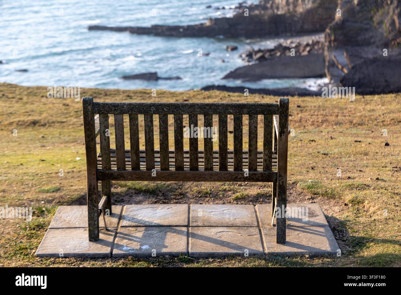 Cornwall 2026 Bude, England - 18.7.2026: Eine Bank zum Verweilen steht an den Klippen und Küstenpfade von Bude in Cornwall. England Stockfoto